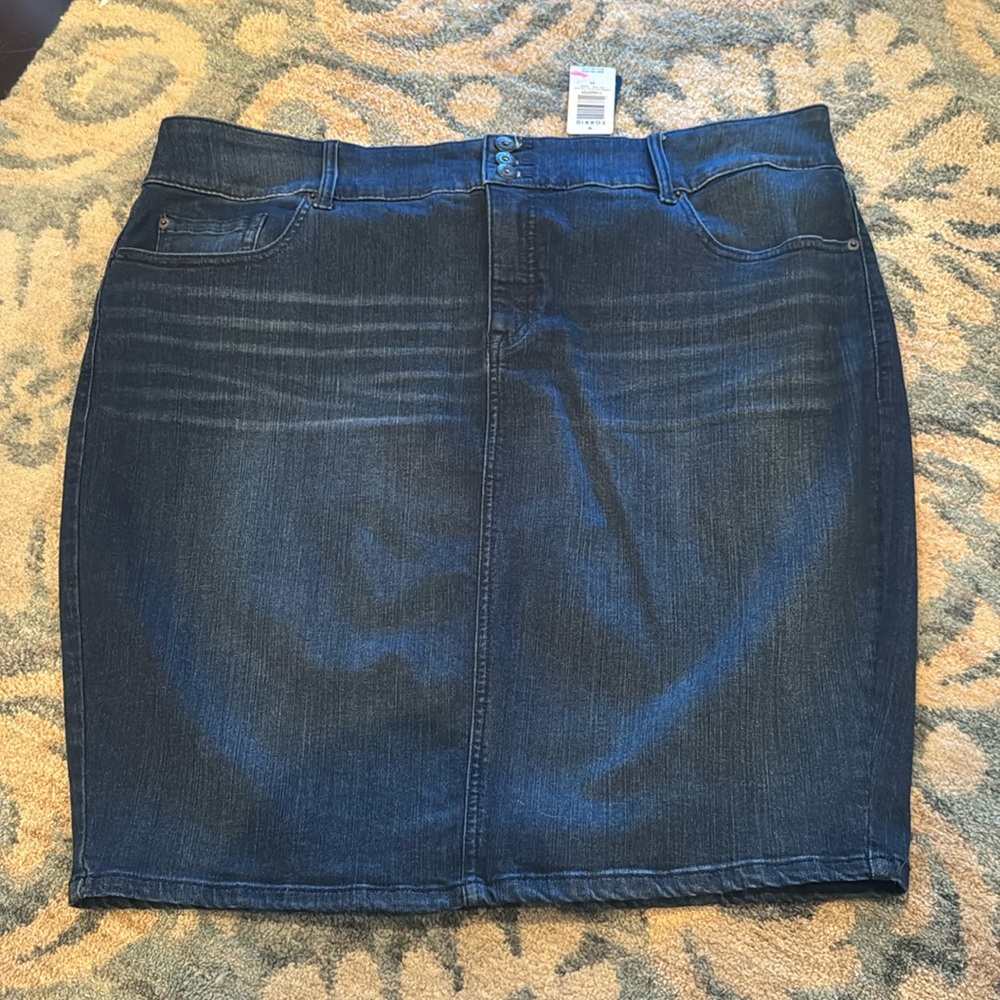 NWT Denim Skirt with Side & Back Pockets. Size 24